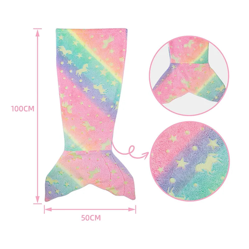 Une couverture de sirène en peluche colorée avec des étoiles scintillantes.