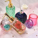 bouteilles savon liquide parfum transparentes motifs géométriques moderne élégantes vert bleu rose blanc