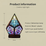Lampe allumée projetant des motifs colorés sur le mur