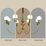 Chandelier classique vert doré globes blancs élégant chambre salon