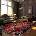 Cette élégante salle de séjour dispose de meubles de style baroque, de rideaux sombres et d'un magnifique tapis persan qui apportent une touche de luxe et de sophistication à l'ensemble.