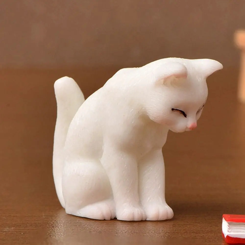 figurines chats résine miniature table deco maison blanc taches colorées opaques erotique
