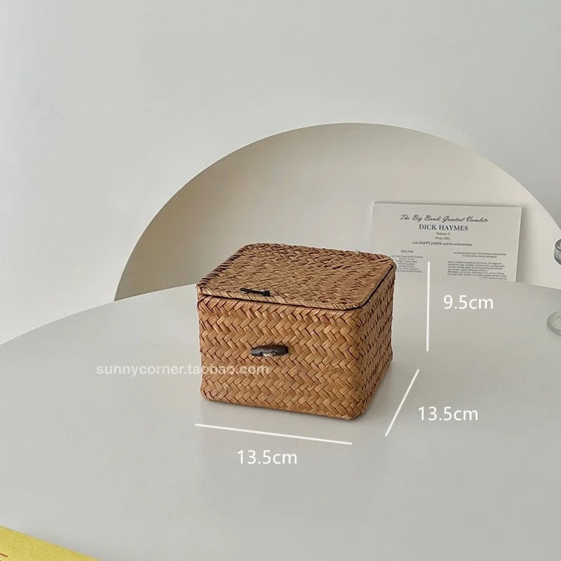 paniers osier naturels rustiques boho chic poignées métalliques rangement divers tasses sachets thé livres