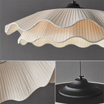 suspension lumineuse moderne plissée semi translucide beige clair élégante minimaliste chambre salon restaurant