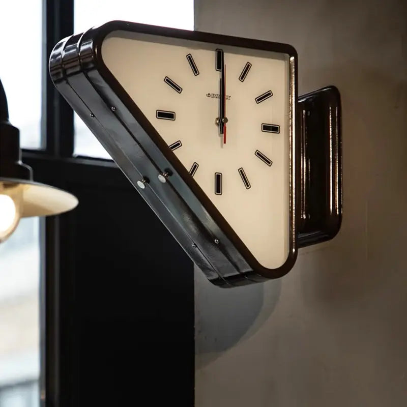 horloge murale vintage rétro argentée rouge noire fleurs métal perforé