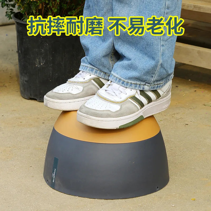 cache pot suspendu moderne vert pastel gris foncé blanc pot plastique chaînes métalliques minimaliste