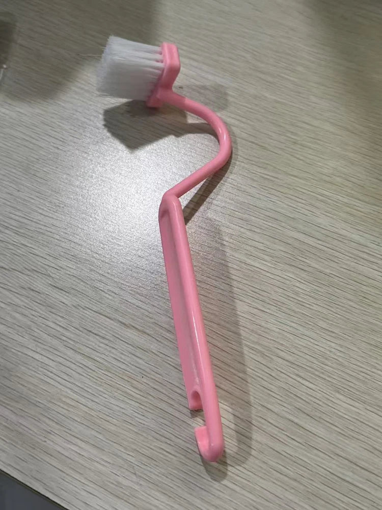 brosse toilette incurvée poignée bleue verte rose fixations pratiques utilitaires salle bains