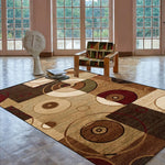 Un tapis moderne avec des motifs abstraits aux couleurs chaudes crée une atmosphère accueillante dans cette pièce aux grandes fenêtres.