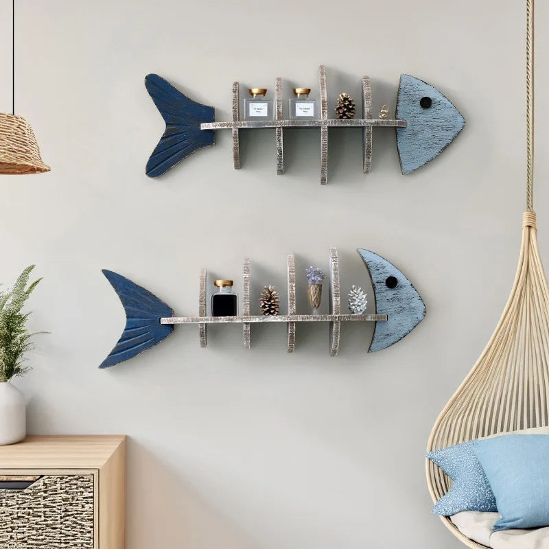 étagère murale poisson bois bleu gris vertèbres décorative plantes artificielles bouteilles parfum lanterne photo