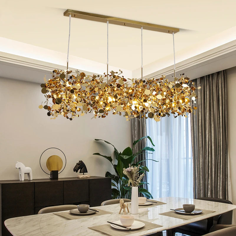 Lustre à paillettes noir suspendu au-dessus d'une table