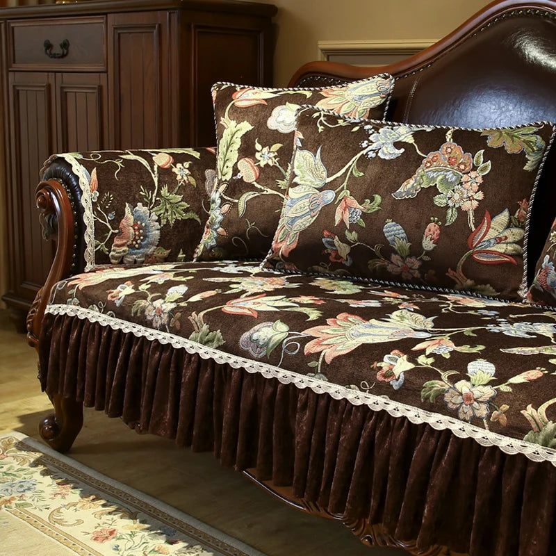 Ce canapé vintage en bois sombre est recouvert d'un tissu fleuri aux couleurs chaudes, rehaussé de délicates dentelles, créant une atmosphère élégante et raffinée dans cette pièce d'intérieur.