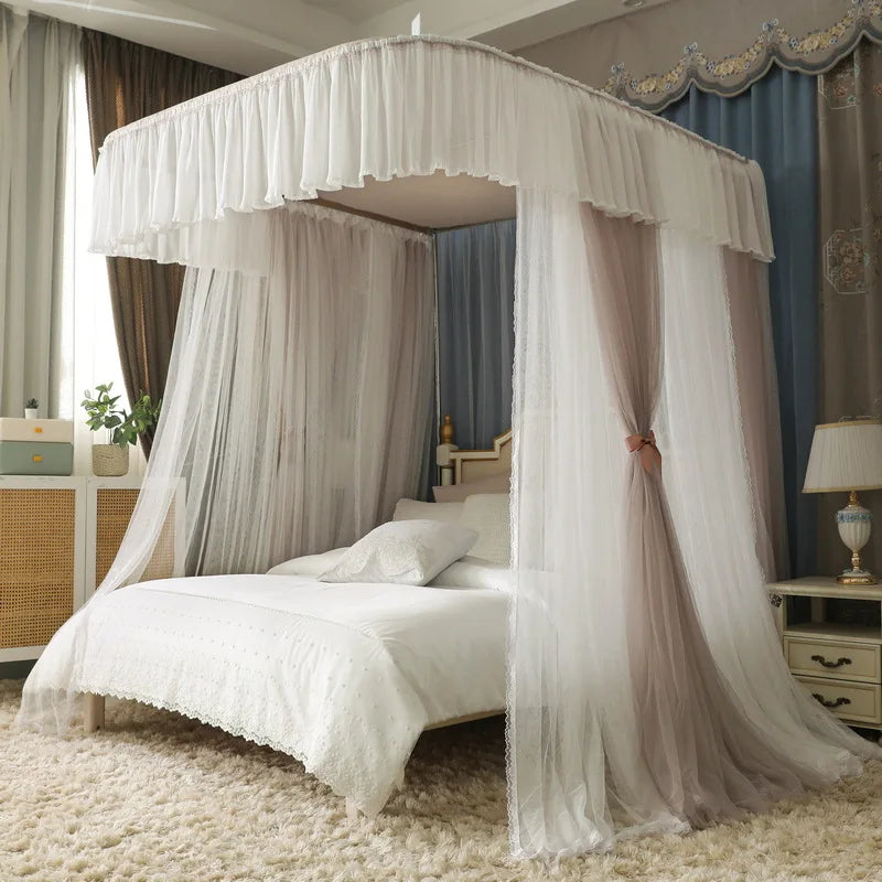 L'image montre un lit avec un baldaquin blanc et des rideaux suspendus, créant un espace douillet et romantique dans une chambre aux meubles élégants.