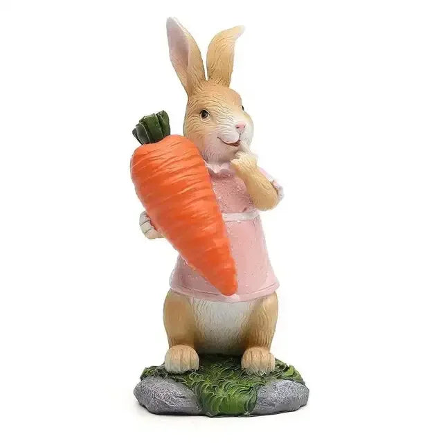 Un lapin mignon tenant une carotte géante dans ses pattes, assis sur une pelouse.