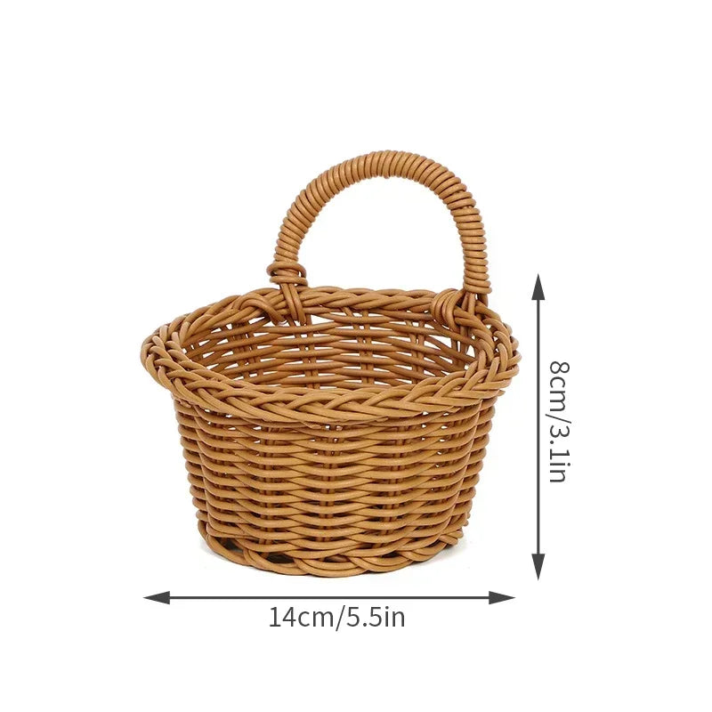 panier osier marron clair tressé rustique crochets transparents oignons herbes aromatiques fleurs blancs