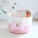panier rangement rose blanc rayures horizontales noeud décoratif réutilisable polyestère enfantin cordelette organisation jouets
