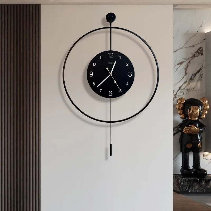 horloge murale moderne aiguille scénique noir blanc minimaliste statue enfantine points jaunes verticale