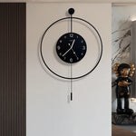 horloge murale moderne aiguille scénique noir blanc minimaliste statue enfantine points jaunes verticale