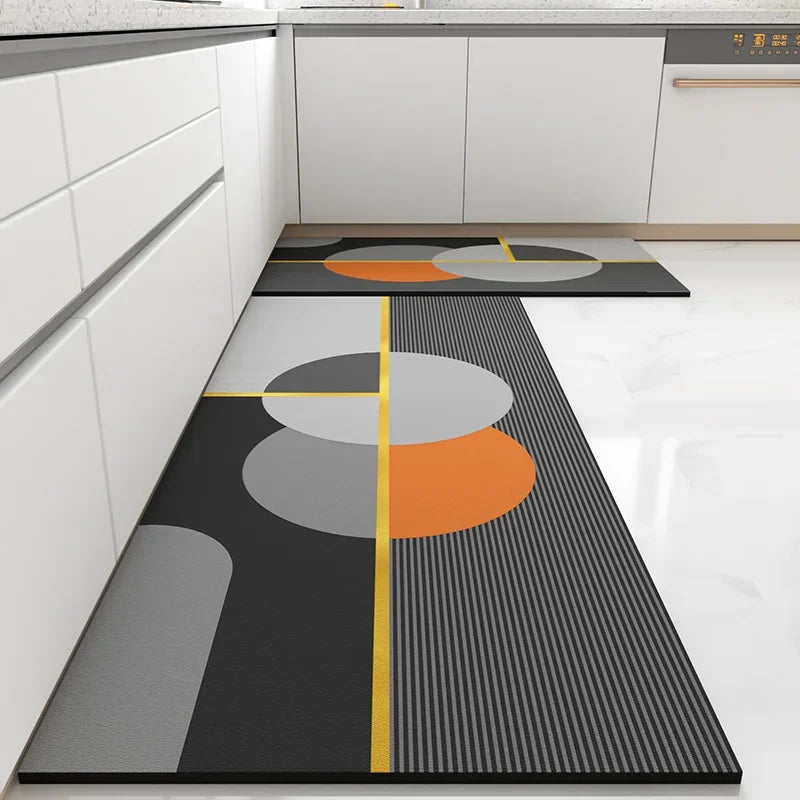 Le revêtement de sol de la cuisine présente un motif abstrait aux couleurs vives et géométriques, créant une ambiance moderne et élégante.
