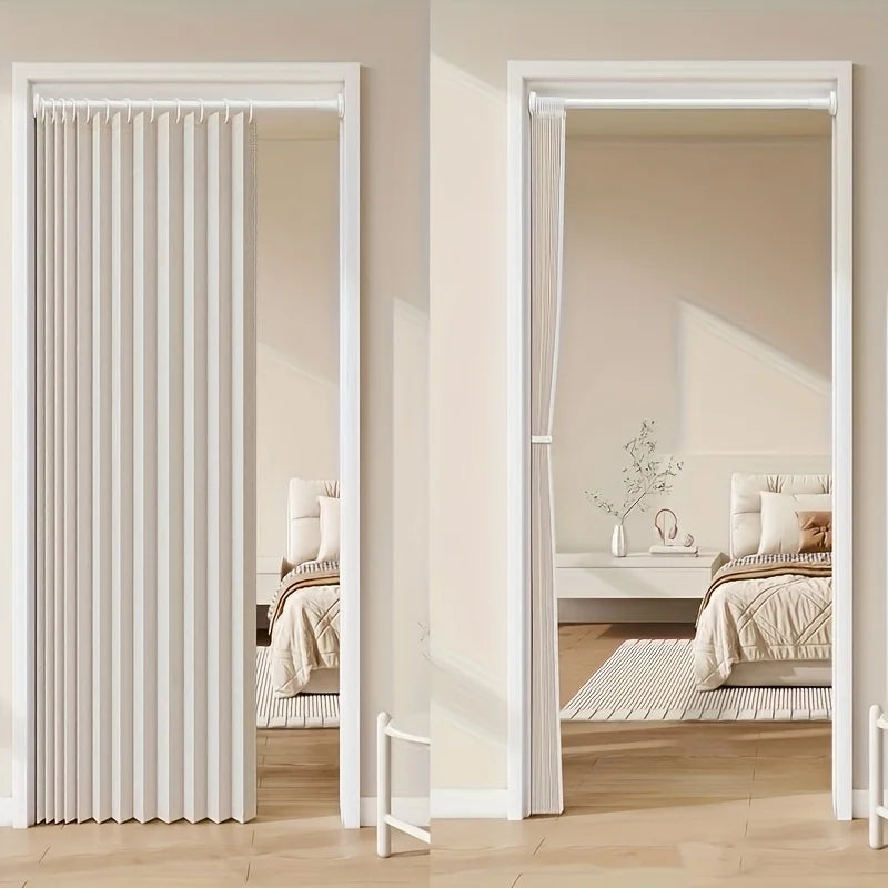 rideau plissé moderne porte intérieure beige clair tissu texturé plis verticaux opacité variable barre