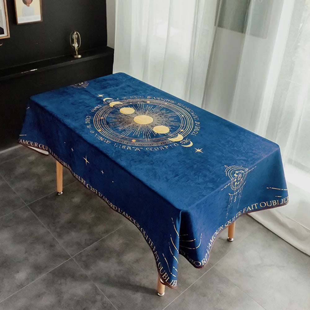 Un somptueux tissu bleu nuit, orné de motifs dorés évoquant le cosmos, présente un éclat céleste qui confère un charme mystique à la pièce.