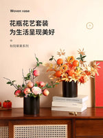 décoration intérieure moderne fleurs artificielles vase noir roses arrondies éléments dorés asiatique