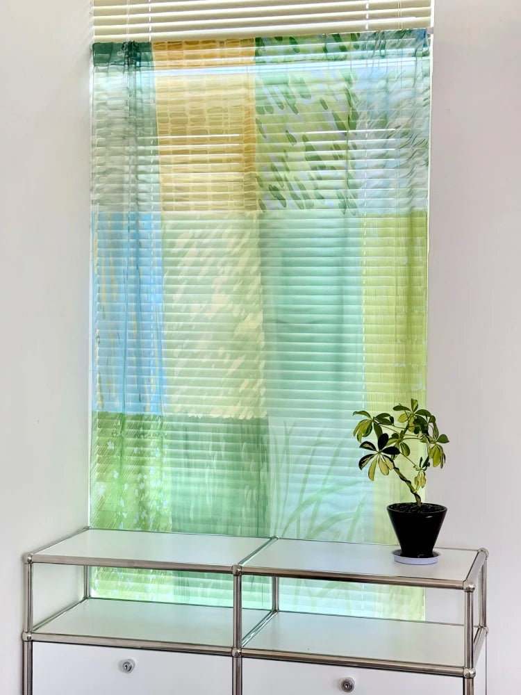 rideau semi transparent vert motif végétal aquarelle fenêtre intérieur décoration artistique nature