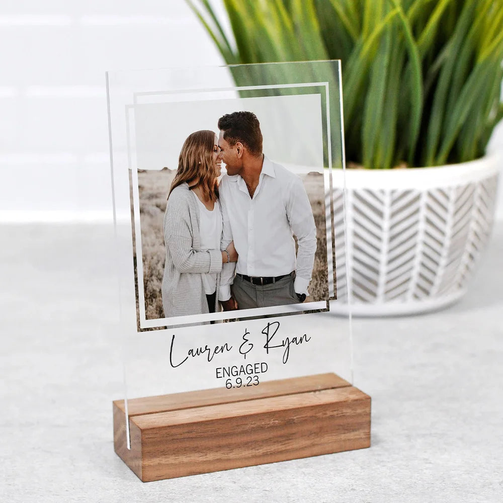 cadre photo personnalisé acrylique socle bois moderne photos couples texte engagement dates