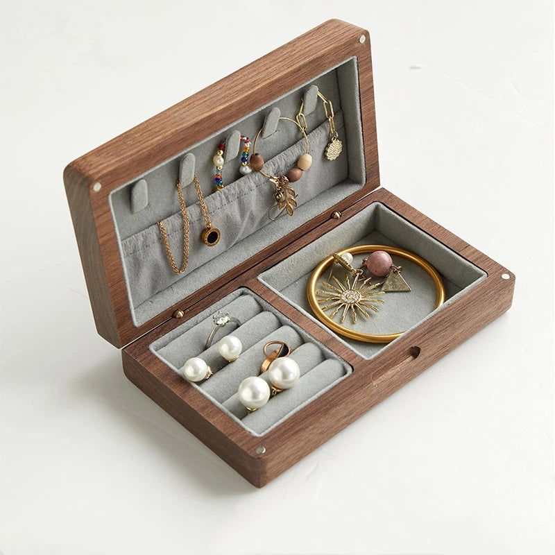 boîte bijoux bois foncé tissu doux élégante colliers boucles doreilles bagues bracelets