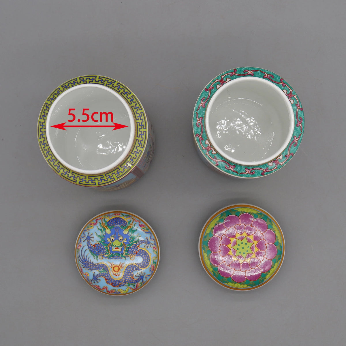 Quatre bols décoratifs de différents motifs et couleurs sur un fond gris, avec une indication de la taille de 5,5 cm sur l'un des bols.