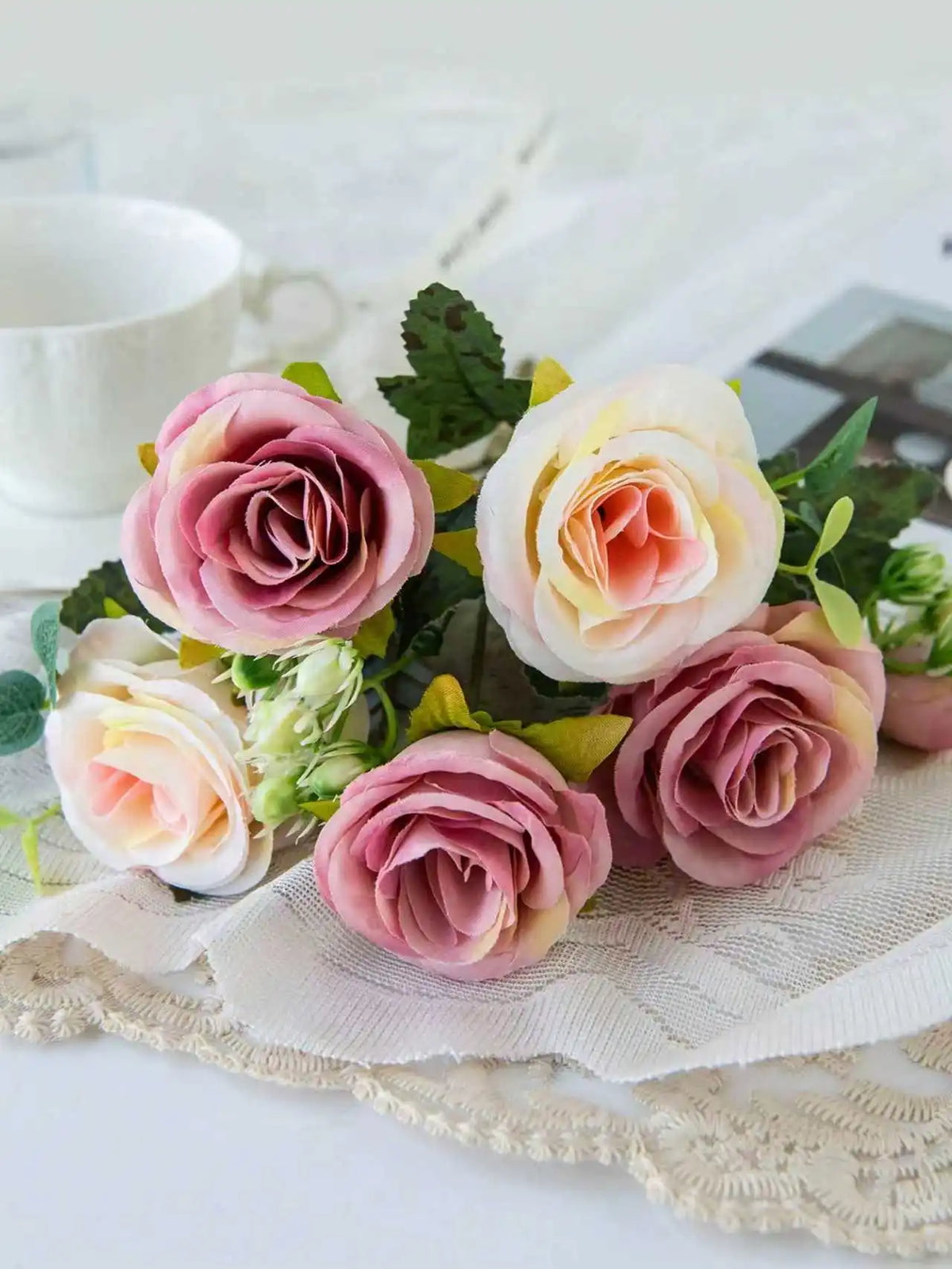 décoration intérieure bouquet pivoine rose blanche moderne élégant vase transparent mariage anniversaire