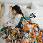 Housse de couette en gaze de coton pliée montrant le motif floral