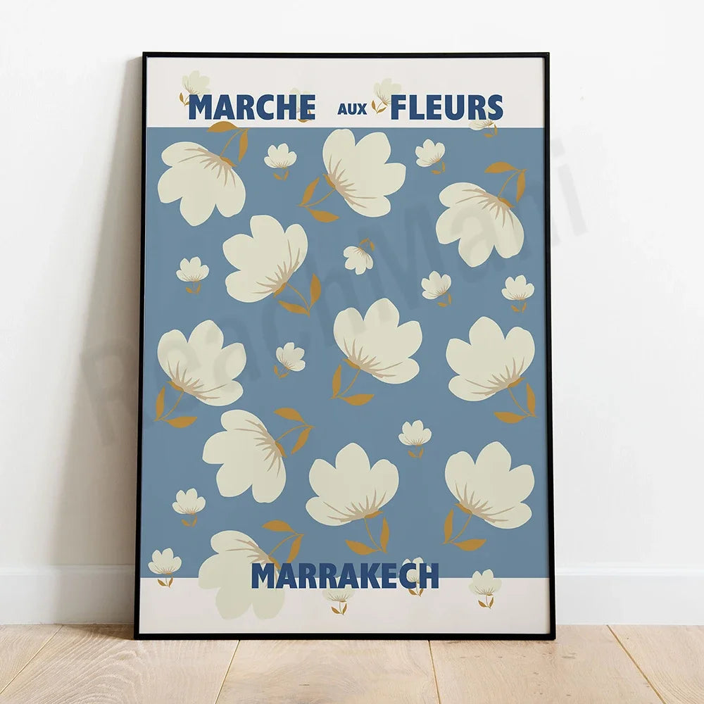 L'affiche dépeint un marché aux fleurs à Marrakech, avec un motif de fleurs blanches et dorées sur un fond bleu.