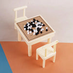 ensemble miniature table chaises blanc motifs géométriques pièces jeu rouge verte bleue résine opacité