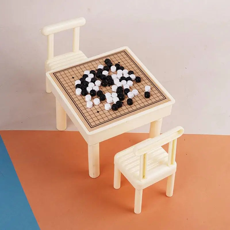 ensemble miniature table chaises blanc motifs géométriques pièces jeu rouge verte bleue résine opacité