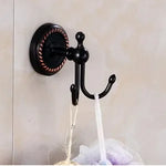 accessoires salle bain noir classiques rondelles dorées porte serviettes savon papier toilette brosse wc