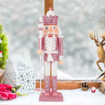 Figurine casse-noisette traditionnelle rose posée sur une table