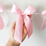guirlande décorative nœuds papillon satin bleu clair rose noir mariage anniversaire fête