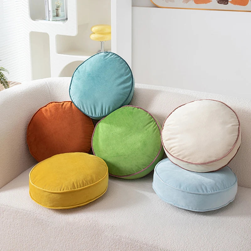 Coussin beige rond sur lit blanc ambiance épurée