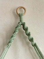 étagère murale bois macramé feuilles vertes claires décoration bohème artisanale cadre photo oiseau