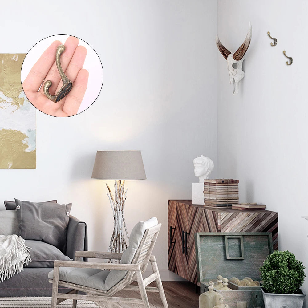 Patère murale vintage installée dans une entrée avec manteaux