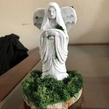 statue ange blanc pierreux decoratif mousse verte plante succulente base bois