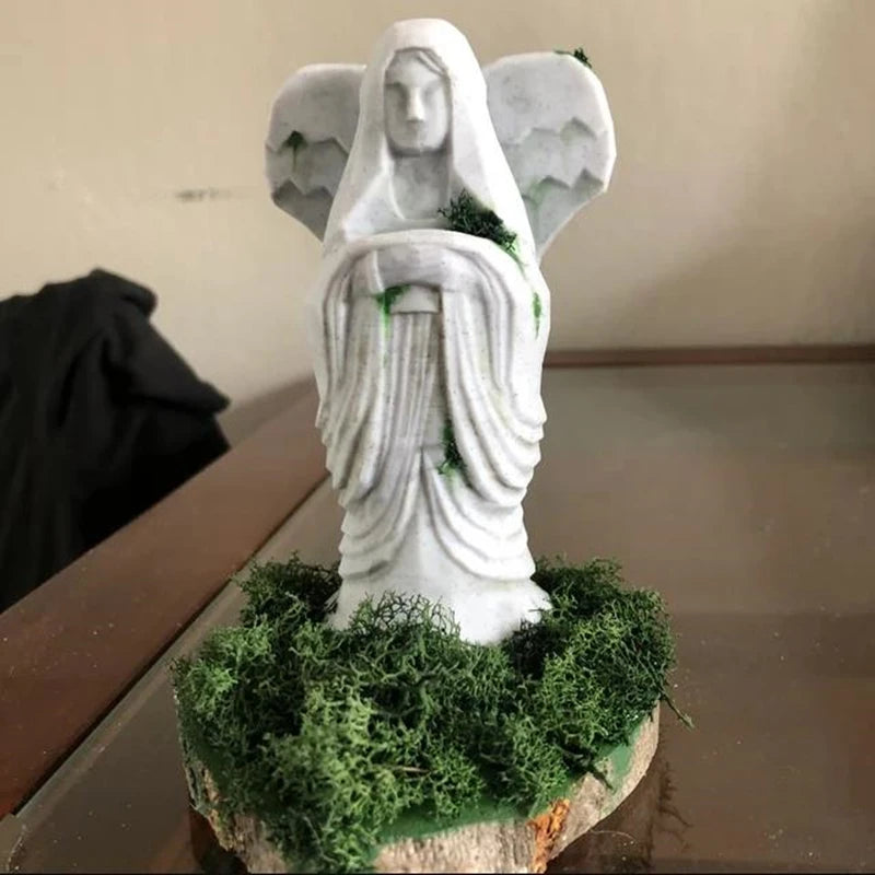 statue ange blanc pierreux decoratif mousse verte plante succulente base bois