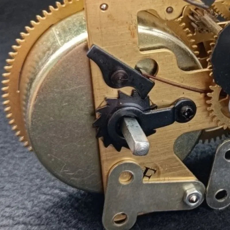 horloges mécaniques antiques dorées engrenages vis ajustables classique