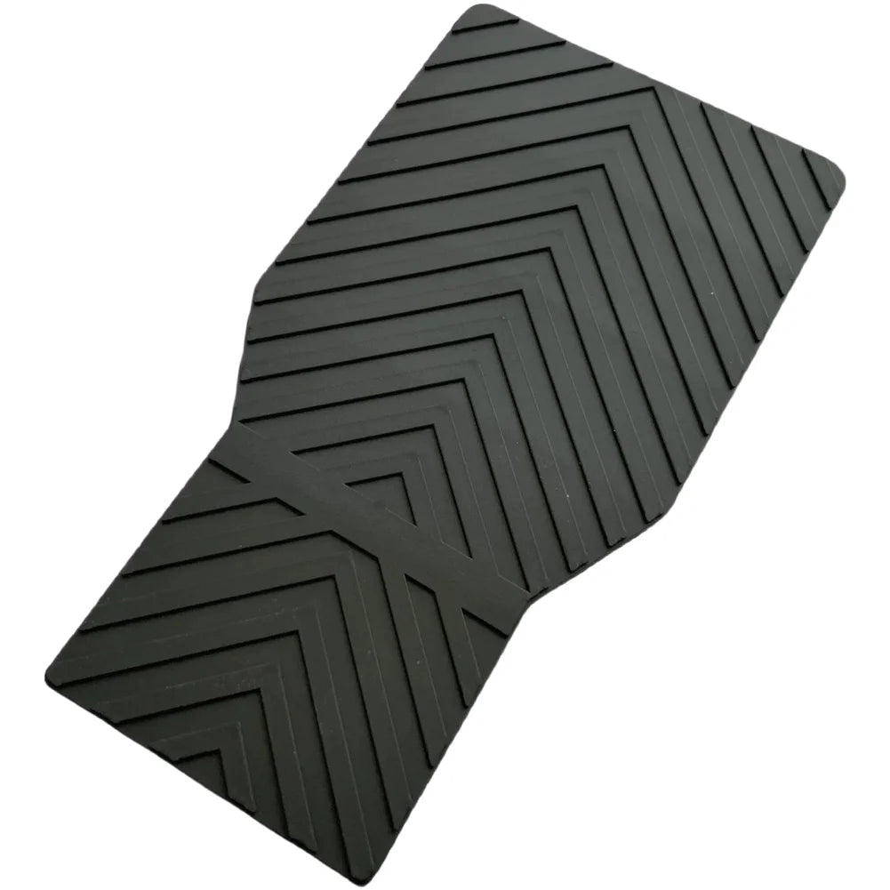tapis sol scooter électrique noir gris antidérapant texture chevron lignes relief sécurité conducteur