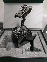 statuette décorative argentée chrome noir doré élégante luxueuse classique ornement maison salon