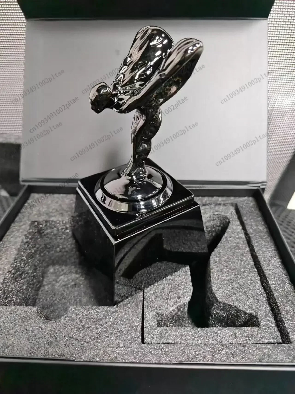 statuette décorative argentée chrome noir doré élégante luxueuse classique ornement maison salon