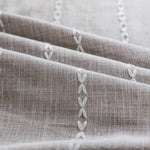 rideau moderne bohème beige clair gris clair rayures verticales franges opaques crochets métalliques