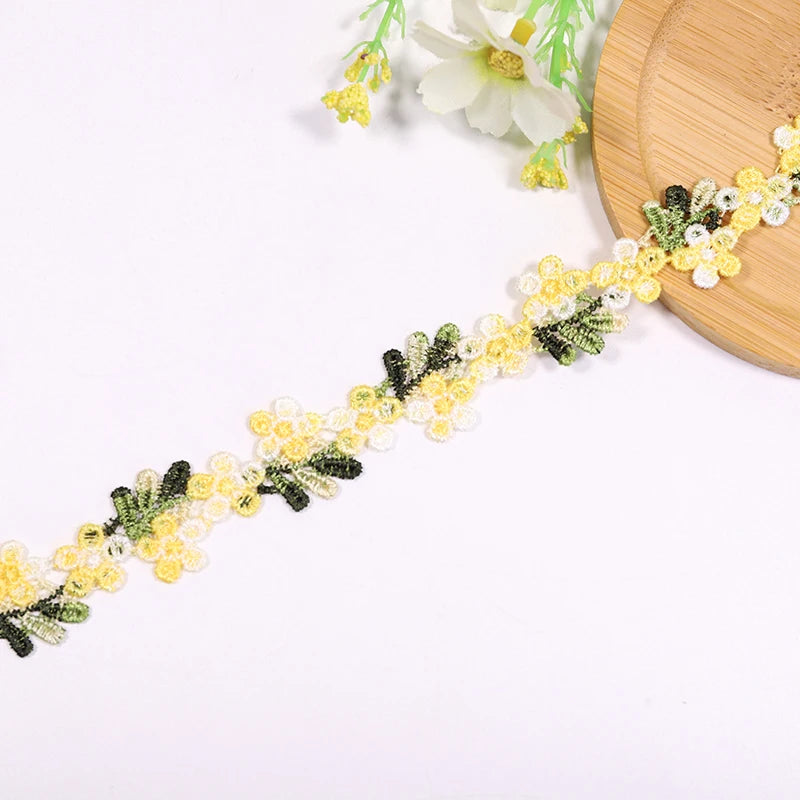 ruban decoratif brode fleurs motifs floraux couleur rouge rose vert blanc jaune solvable eau