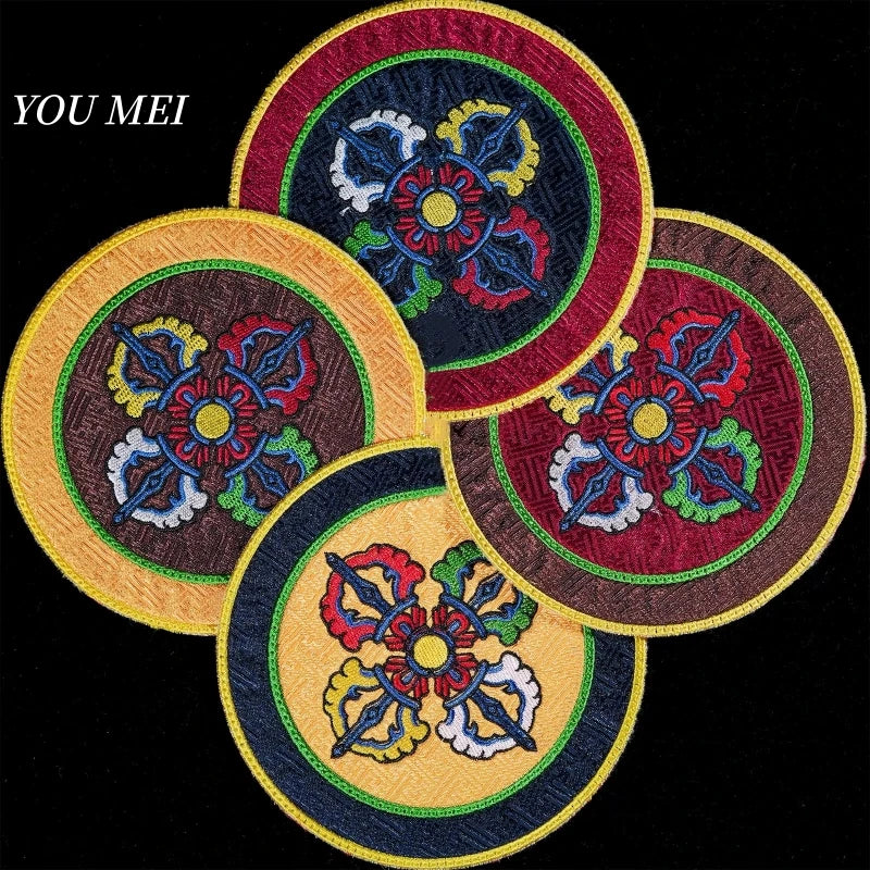 broderies tibétaines motifs fleurs table carrée coton polyester artisanal rouge bleu vert jaune marron
