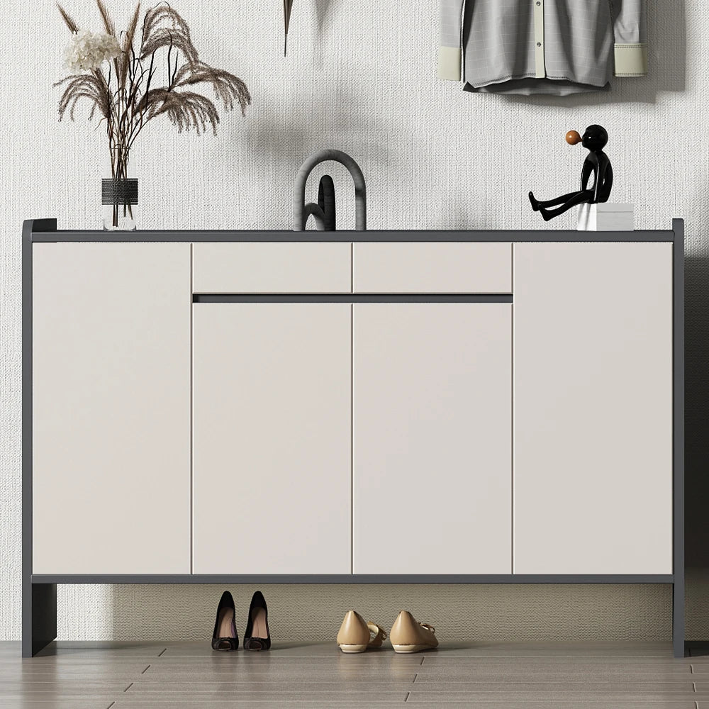 rangement chaussures meuble gris clair tiroirs lisses plateau verre moderne pieds métalliques tapis noir